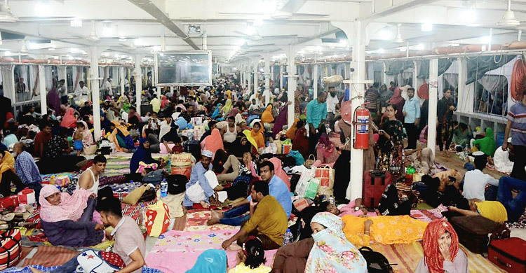 লঞ্চে অতিরিক্ত যাত্রী হয়ে কর্মস্থলে ফিরছেন দক্ষিণের মানুষ